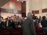 民衆, グループ, 食品, 立つ が含まれている画像
AI 生成コンテンツは誤りを含む可能性があります。