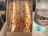 食品, ボックス, 冷蔵庫, 座る が含まれている画像
AI 生成コンテンツは誤りを含む可能性があります。