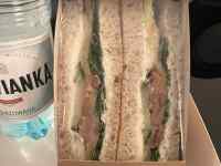 瓶, 食品, テーブル, 座る が含まれている画像
AI 生成コンテンツは誤りを含む可能性があります。