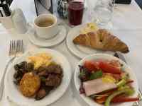 皿の上の食事と飲み物
AI 生成コンテンツは誤りを含む可能性があります。