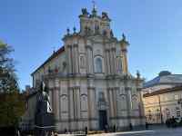 古い教会の建物
AI 生成コンテンツは誤りを含む可能性があります。