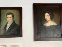 絵画の前で写真を撮る人
AI 生成コンテンツは誤りを含む可能性があります。