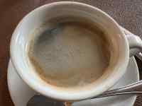 皿の上に置かれたコーヒーカップ
AI 生成コンテンツは誤りを含む可能性があります。