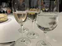 ワインとワイングラス
AI 生成コンテンツは誤りを含む可能性があります。