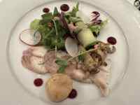 皿の上の料理
AI 生成コンテンツは誤りを含む可能性があります。