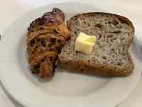 皿の上の食べ物
AI 生成コンテンツは誤りを含む可能性があります。