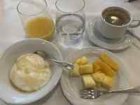 テーブルの上の朝食
AI 生成コンテンツは誤りを含む可能性があります。