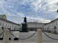 屋外, 建物, ストリート, 座る が含まれている画像
AI 生成コンテンツは誤りを含む可能性があります。