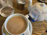 テーブルの上にあるコーヒー
AI 生成コンテンツは誤りを含む可能性があります。