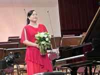 部屋の中に立っている男性
AI 生成コンテンツは誤りを含む可能性があります。