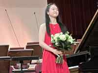 部屋の中に立っている女性
AI 生成コンテンツは誤りを含む可能性があります。