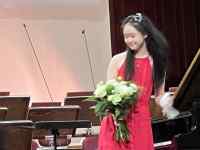 屋内, 女性, 立つ, テーブル が含まれている画像
AI 生成コンテンツは誤りを含む可能性があります。