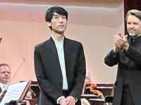 スーツを着た男性たち
AI 生成コンテンツは誤りを含む可能性があります。