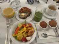 テーブルの上にあるいろんな食べ物
AI 生成コンテンツは誤りを含む可能性があります。