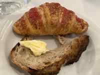 皿の上のパン
AI 生成コンテンツは誤りを含む可能性があります。