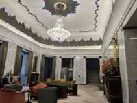 屋内, 建物, テーブル, 大きい が含まれている画像
AI 生成コンテンツは誤りを含む可能性があります。