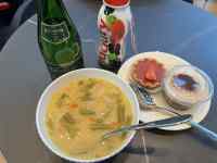 テーブルの上の食事と飲み物
AI 生成コンテンツは誤りを含む可能性があります。