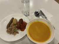 皿の上のカップに入った飲み物
AI 生成コンテンツは誤りを含む可能性があります。