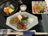 トレイの上にある料理
AI 生成コンテンツは誤りを含む可能性があります。