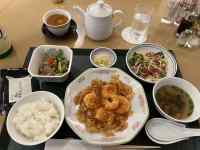 テーブルの上にあるいろんな料理
AI 生成コンテンツは誤りを含む可能性があります。