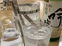 ガラスのコップ
AI 生成コンテンツは誤りを含む可能性があります。