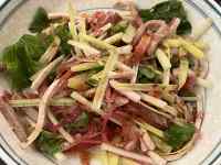 皿の上の肉と野菜の炒め物
AI 生成コンテンツは誤りを含む可能性があります。