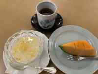 皿の上の食べ物と飲み物
AI 生成コンテンツは誤りを含む可能性があります。