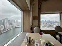 窓のある部屋
AI 生成コンテンツは誤りを含む可能性があります。