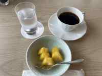 カップ, テーブル, コーヒー, 皿 が含まれている画像
AI 生成コンテンツは誤りを含む可能性があります。