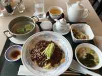 テーブルの上の食事と飲み物
AI 生成コンテンツは誤りを含む可能性があります。