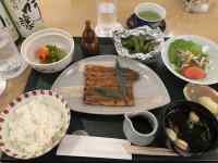 テーブルの上に並べられた料理
AI 生成コンテンツは誤りを含む可能性があります。