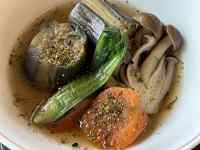 皿の上の料理
AI 生成コンテンツは誤りを含む可能性があります。