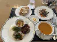 皿の上に並んでいる
AI 生成コンテンツは誤りを含む可能性があります。