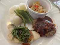 皿の上の料理
AI 生成コンテンツは誤りを含む可能性があります。