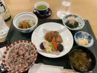 テーブルの上にあるいろんな料理
AI 生成コンテンツは誤りを含む可能性があります。