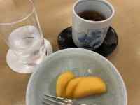 テーブルの上にある食事とコーヒー
AI 生成コンテンツは誤りを含む可能性があります。