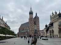 町の中の教会
AI 生成コンテンツは誤りを含む可能性があります。