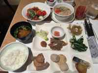 テーブルの上にあるいろんな食べ物
AI 生成コンテンツは誤りを含む可能性があります。