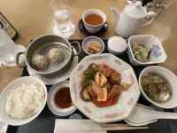 テーブルの上にあるいろんな食べ物
AI 生成コンテンツは誤りを含む可能性があります。