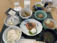 テーブルの上にあるいろんな食べ物
AI 生成コンテンツは誤りを含む可能性があります。