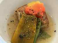 皿の上の料理
AI 生成コンテンツは誤りを含む可能性があります。