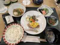 テーブルに置いている様々な料理
AI 生成コンテンツは誤りを含む可能性があります。