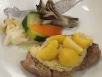 皿の上の食べ物
AI 生成コンテンツは誤りを含む可能性があります。