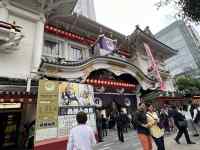 建物の前を歩く人々
AI 生成コンテンツは誤りを含む可能性があります。