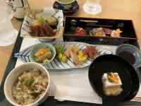 テーブルの上にあるいろんな食べ物
AI 生成コンテンツは誤りを含む可能性があります。