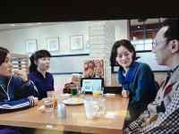 テーブルに肘をついている人たち
AI 生成コンテンツは誤りを含む可能性があります。