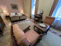 家具のあるリビングルーム
AI 生成コンテンツは誤りを含む可能性があります。