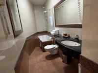 台の上にシャワーがあるバスルーム
AI 生成コンテンツは誤りを含む可能性があります。