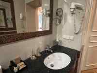 鏡のある洗面所
AI 生成コンテンツは誤りを含む可能性があります。