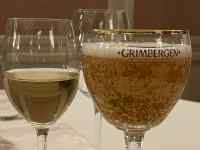 ワイングラスに入った飲み物
AI 生成コンテンツは誤りを含む可能性があります。